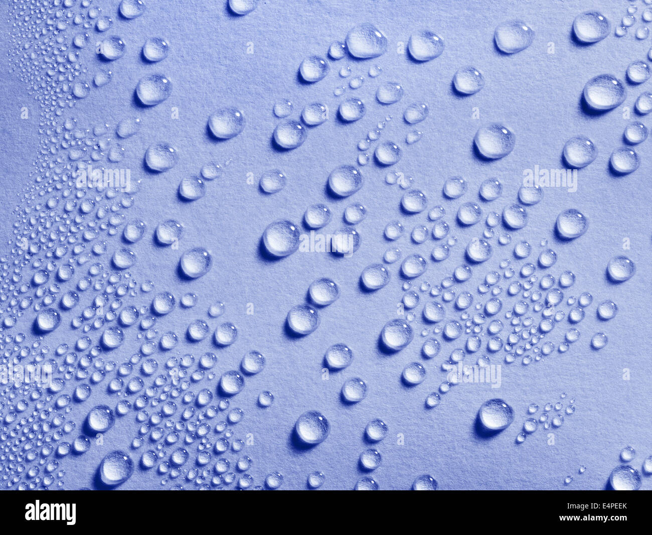 Le goccioline di acqua su una superficie di colore blu Foto Stock