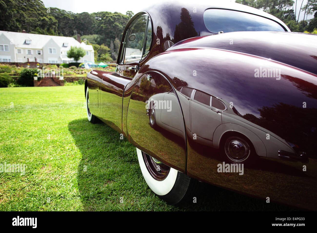 Vintage Jaguar si riflette in un altro classico Jag per motivi di Harcroft House Foto Stock