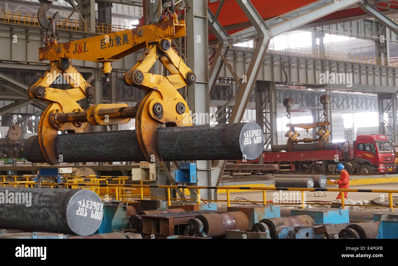 (140716) -- DALIAN, luglio 16, 2014 (Xinhua) -- una gru solleva un prodotto d'acciaio a Dongbei acciaio speciale Group Co., Ltd. di Dalian, a nord-est della Cina di Provincia di Liaoning, Luglio 7, 2014. L'economia cinese è cresciuto 7.4 per cento anno su anno nel primo semestre del 2014, l'Ufficio Nazionale di Statistica (NBS) ha annunciato il 16 luglio. (Xinhua/Liu Debin) (lfj) Foto Stock