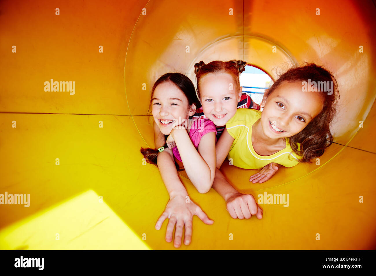 Immagine del piccolo felice ragazze guardando la fotocamera mentre godendo il tempo libero Foto Stock