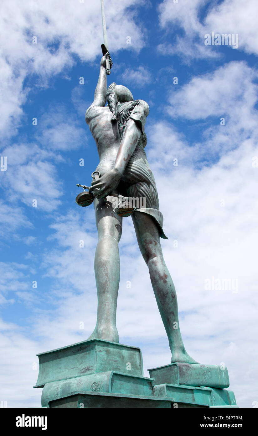 Verity di Damien Hirst a Ilfracombe Pier North Devon England Regno Unito Foto Stock