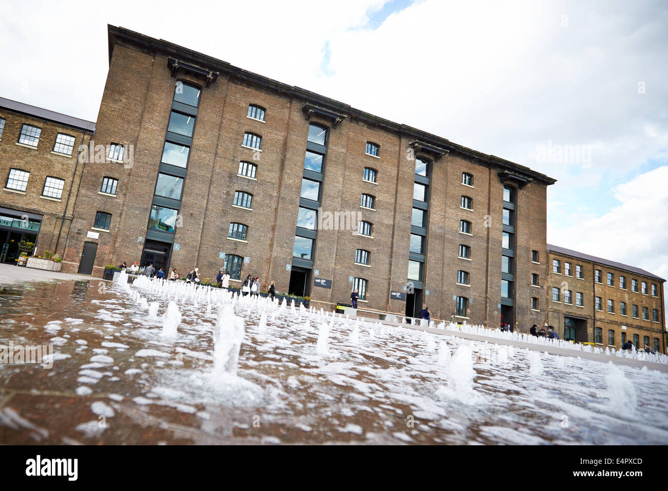 Granary Square a King's Cross con le fontane in primo piano e il Central Saint Martins College in background Foto Stock