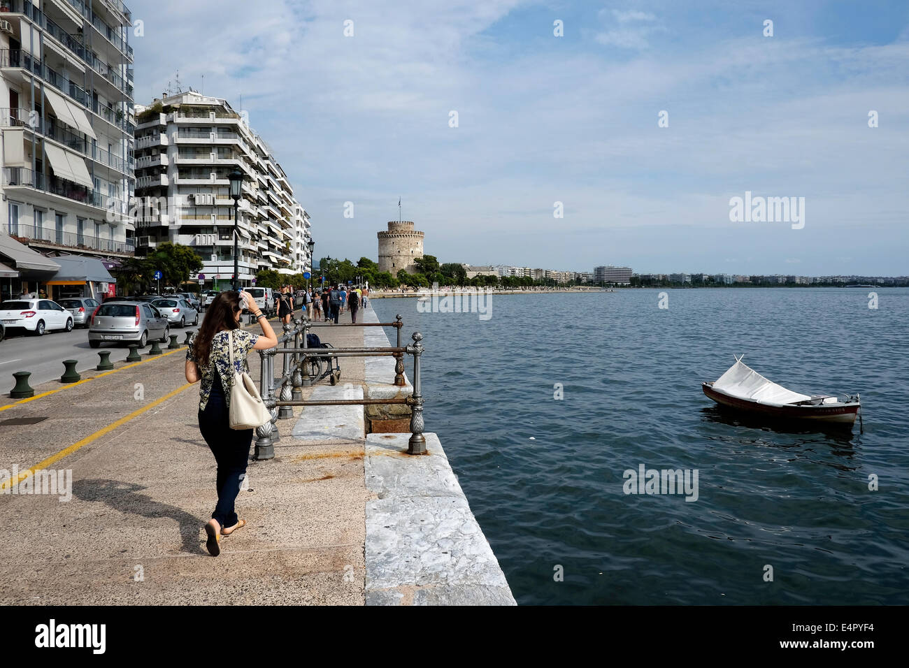 La gente a piedi a Nikis Avenue verso il distintivo della città, la Torre Bianca di Salonicco, Grecia. Foto Stock