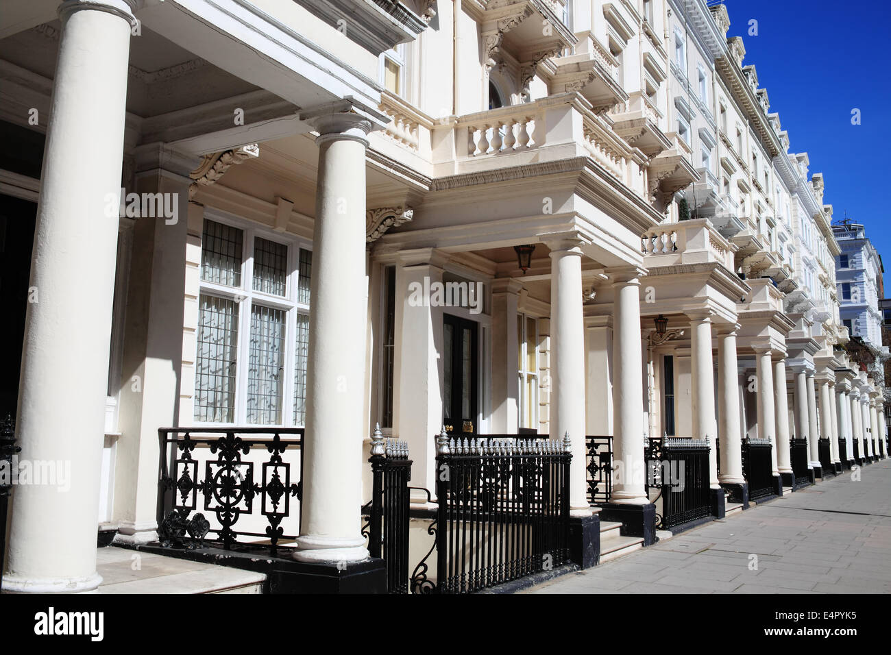 Regency Georgiani terrazzati case della città di Londra, Kensington, England, Regno Unito Foto Stock