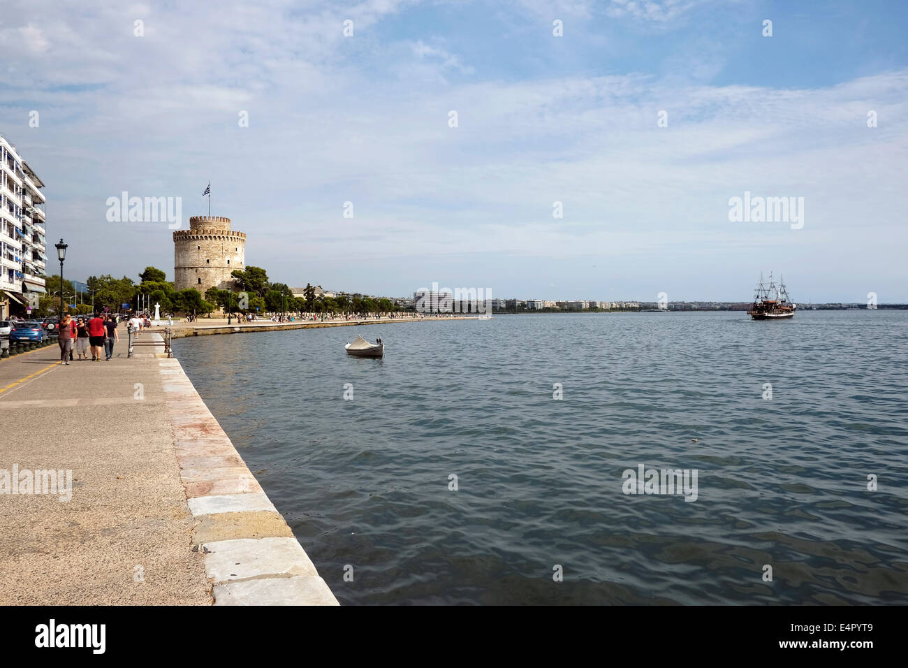 La gente cammina passato il distintivo della città, la Torre Bianca di Salonicco, Grecia. Foto Stock