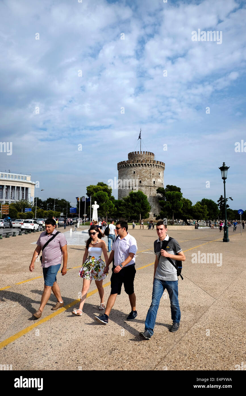 La gente cammina passato il distintivo della città, la Torre Bianca di Salonicco, Grecia. Foto Stock