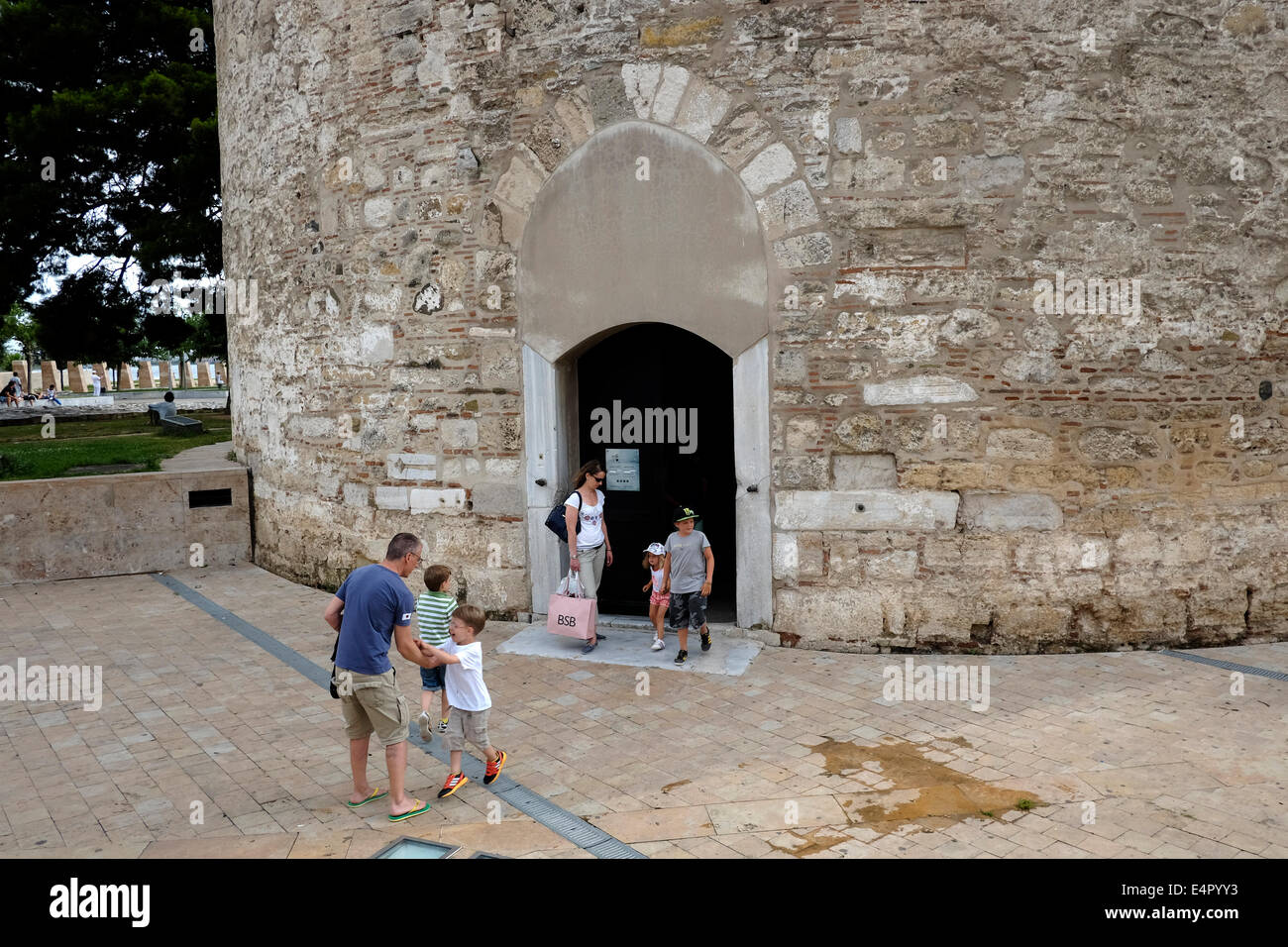 I turisti all'ingresso del distintivo della città, la Torre Bianca di Salonicco, Grecia. Foto Stock