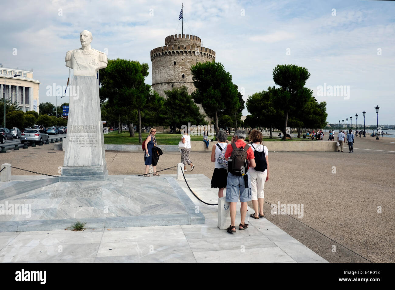 I turisti di fronte al distintivo della città, la Torre Bianca di Salonicco, Grecia. Foto Stock