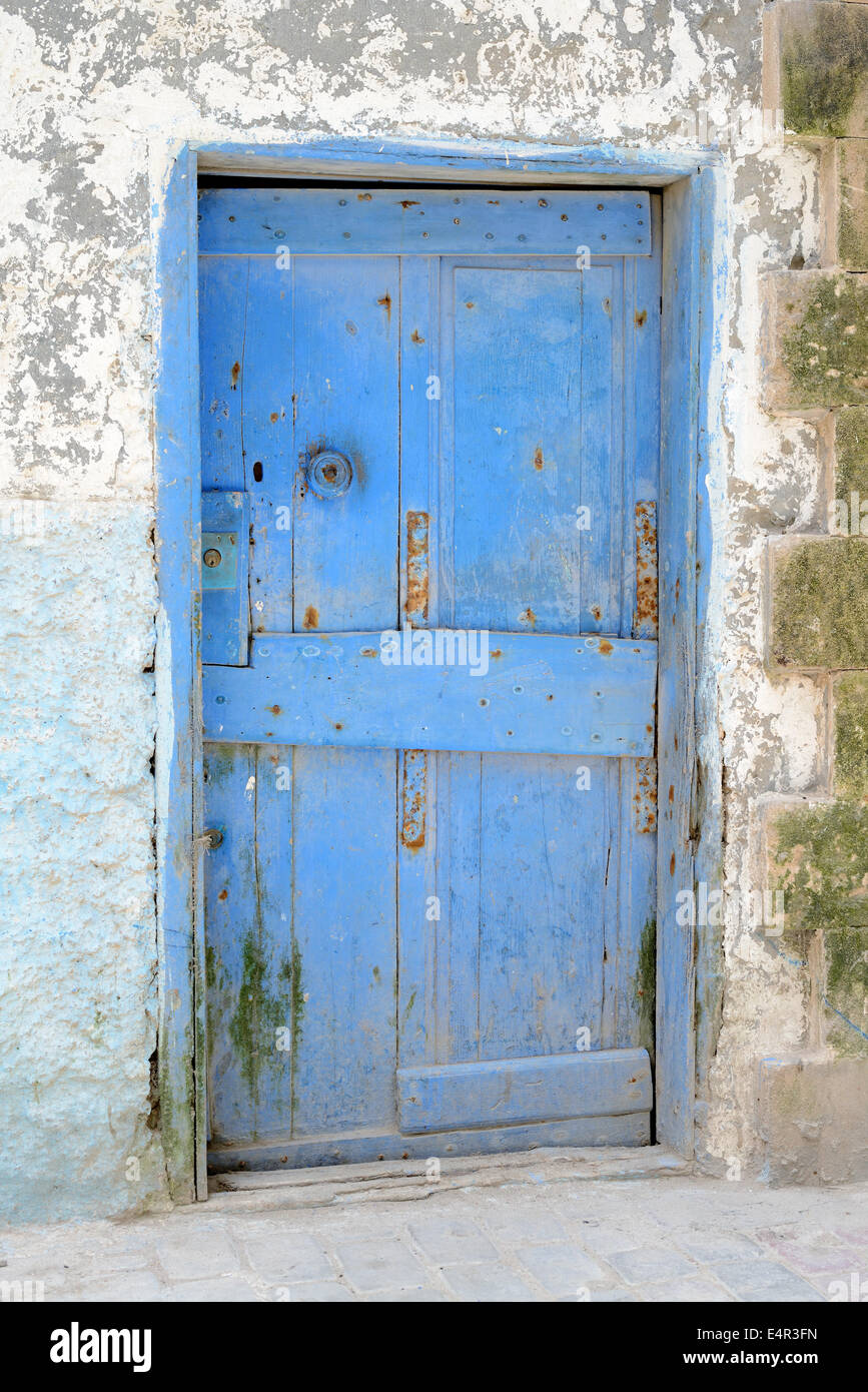 Blu porta a spiovente in Marrakech, Marocco Foto Stock