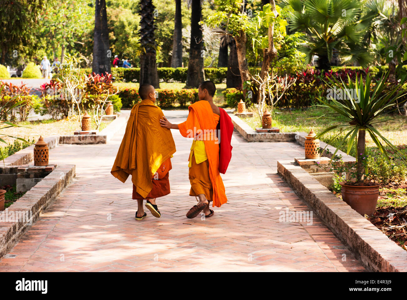 Due giovani monaci a piedi attraverso i giardini del Palazzo Reale. Foto Stock