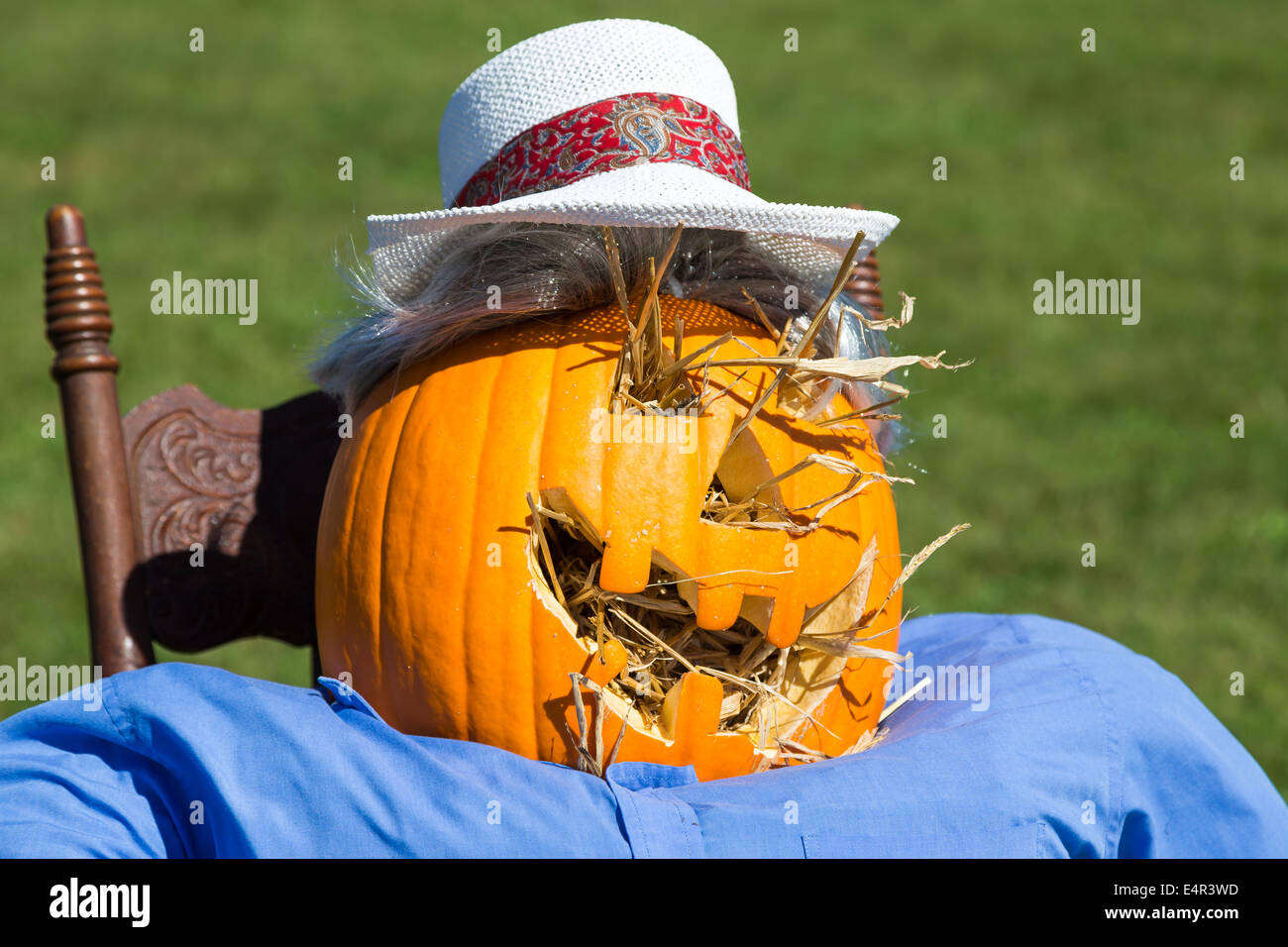 Una fattoria spaventapasseri con una zucca jack-o-lantern testa. Foto Stock
