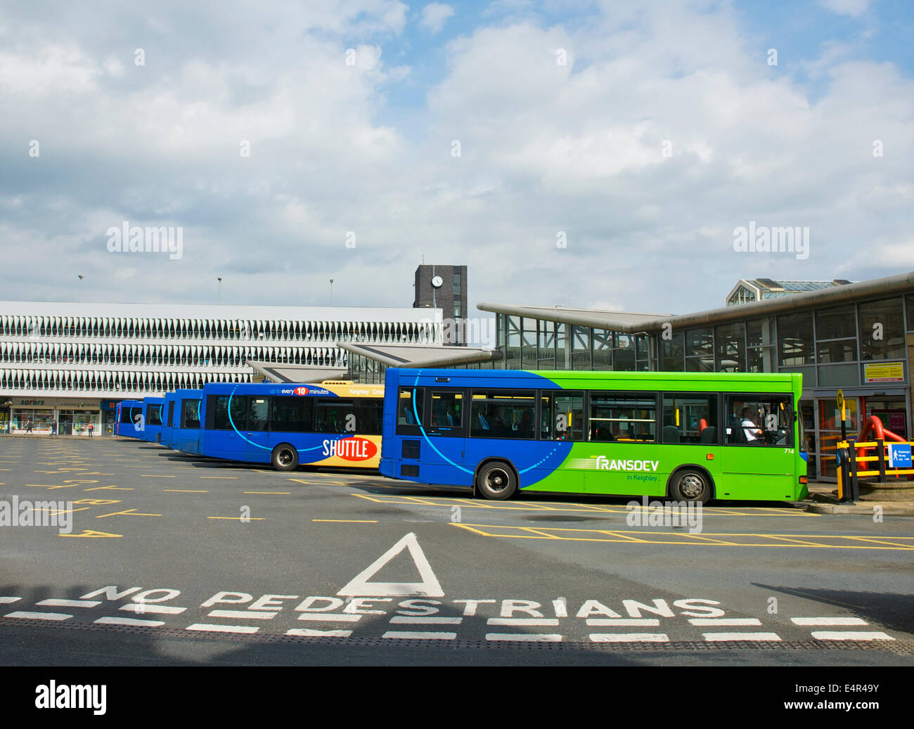 Gli autobus a Keighley Stazione Bus, West Yorkshire, Inghilterra, Regno Unito Foto Stock