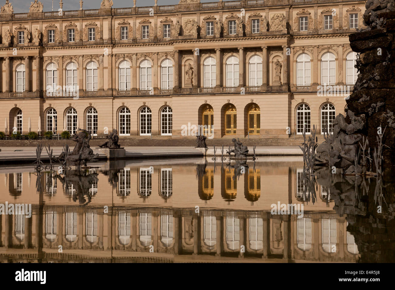 Fama fontana e il palazzo Herrenchiemsee sull'isola di Herreninsel nel lago Chiemsee, Chiemgau, Baviera, Germania, Europa Foto Stock