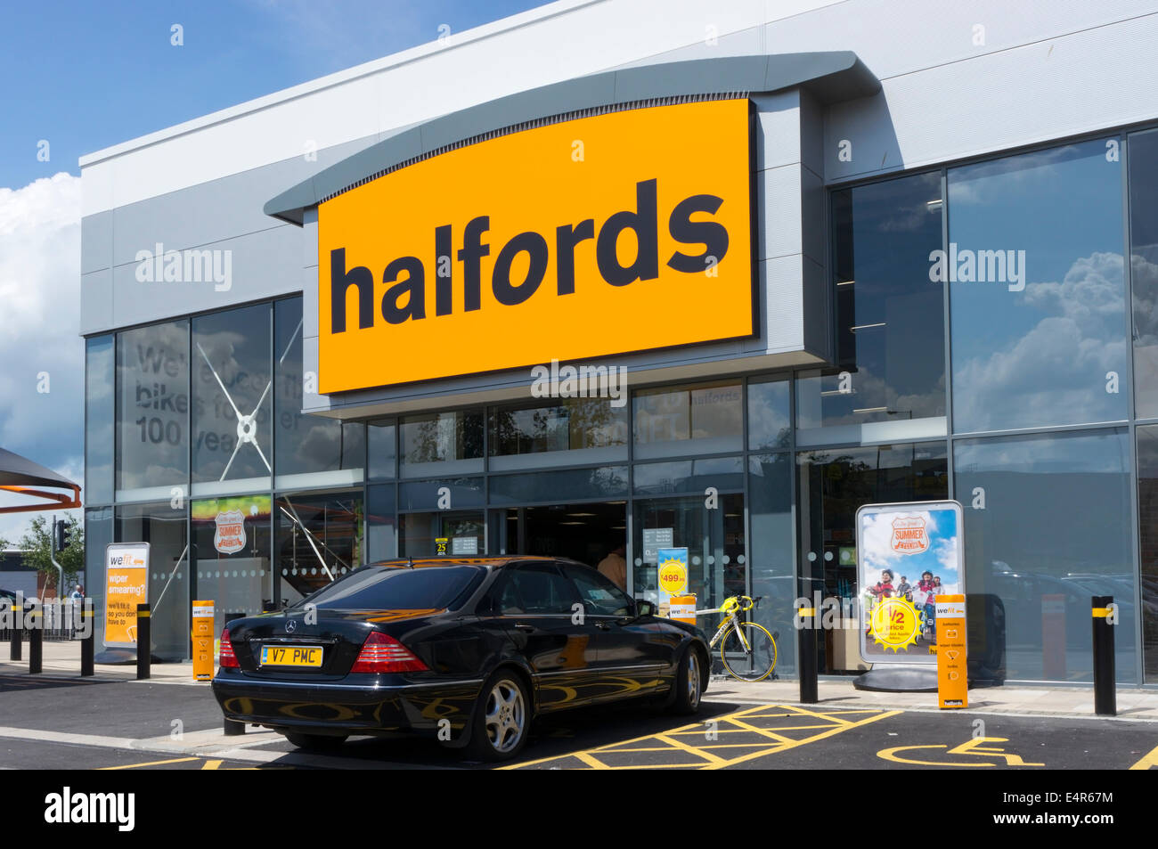 Segno su ingresso Halfords store, UK. Foto Stock