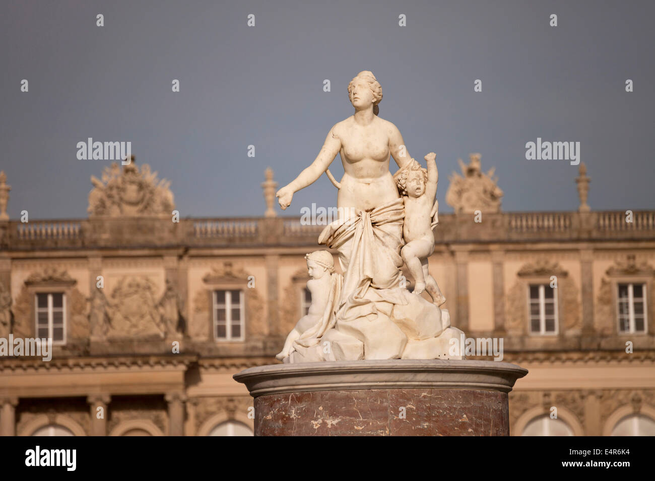 Statue di Latona fontana e il palazzo Herrenchiemsee sull'isola di Herreninsel nel lago Chiemsee, Chiemgau, Baviera, Germania, UE Foto Stock