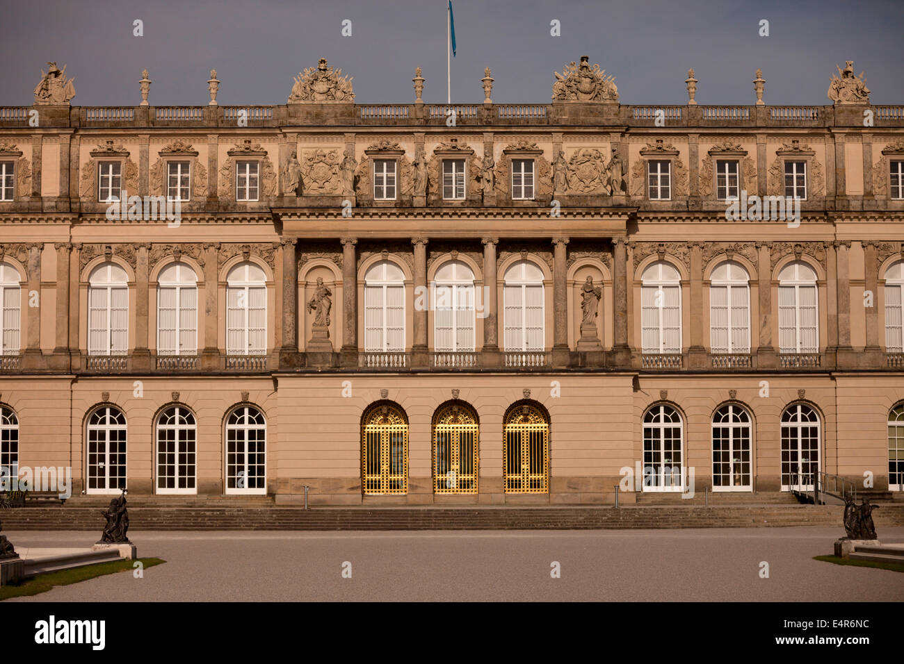 Il palazzo Herrenchiemsee sull'isola di Herreninsel nel lago Chiemsee, Chiemgau, Baviera, Germania, Europa Foto Stock