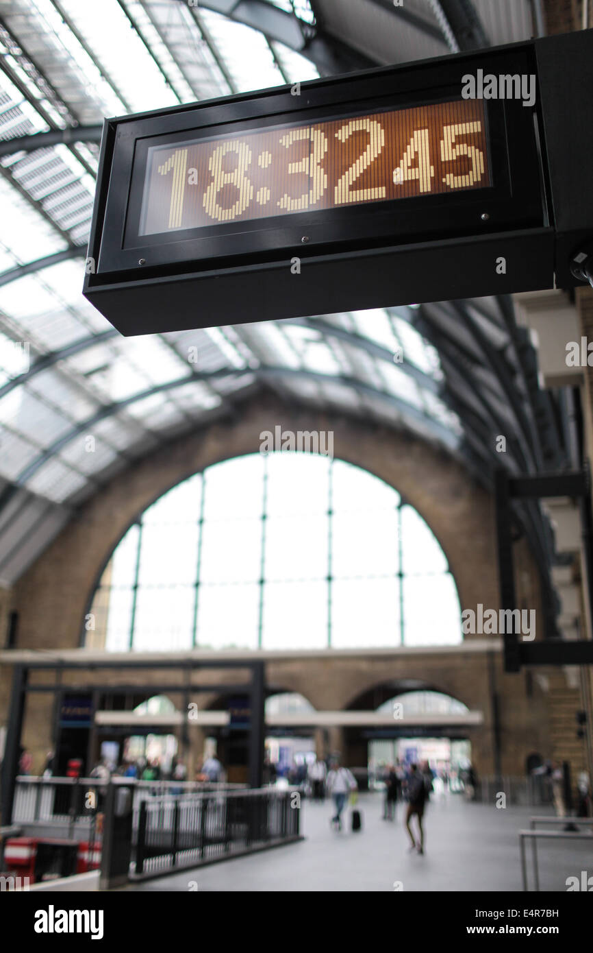Schede di partenza a Londra, dalla Stazione Ferroviaria di King's Cross. Foto Stock