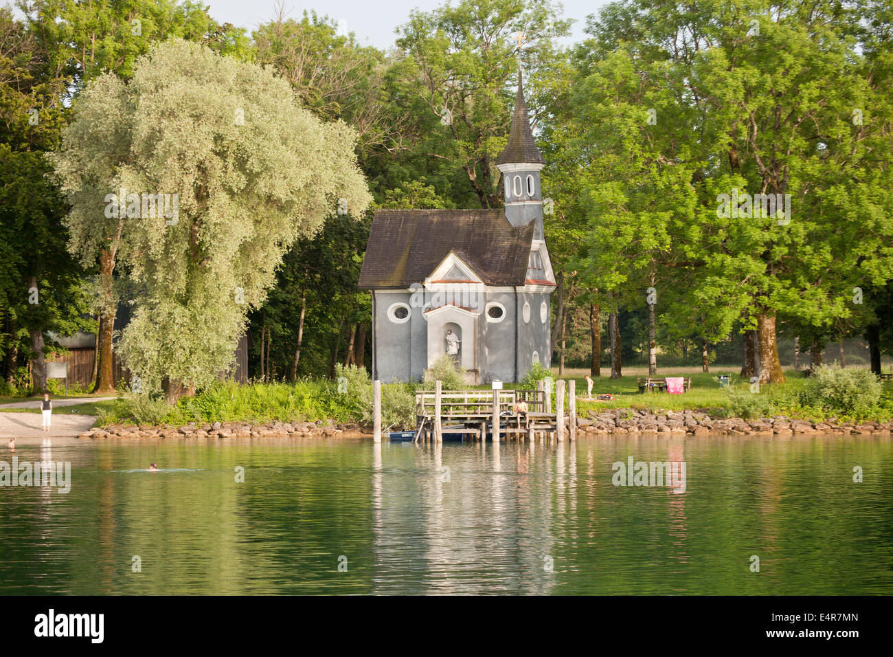 Lakeside Cappella della Santa Croce sull'isola di Herreninsel nel lago Chiemsee, Chiemgau, Baviera, Germania, Europa Foto Stock