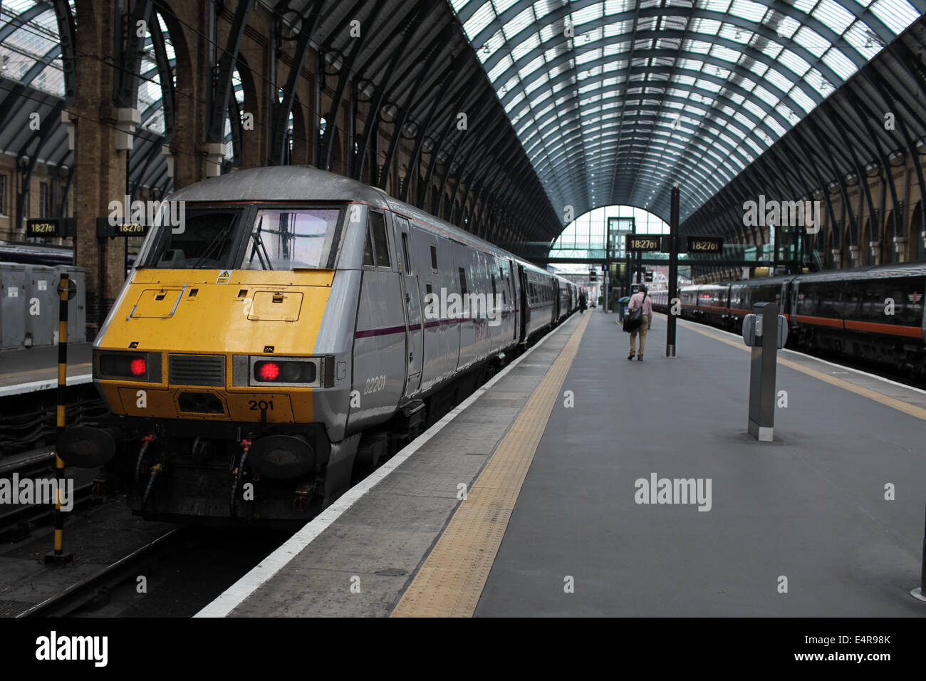 Treni pronto alla partenza dalla Stazione Ferroviaria di King's Cross a Londra, Regno Unito. Foto Stock