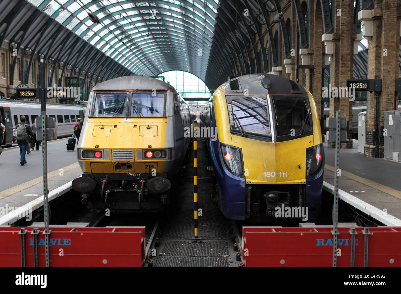 Treni pronto alla partenza dalla Stazione Ferroviaria di King's Cross a Londra, Regno Unito. Foto Stock