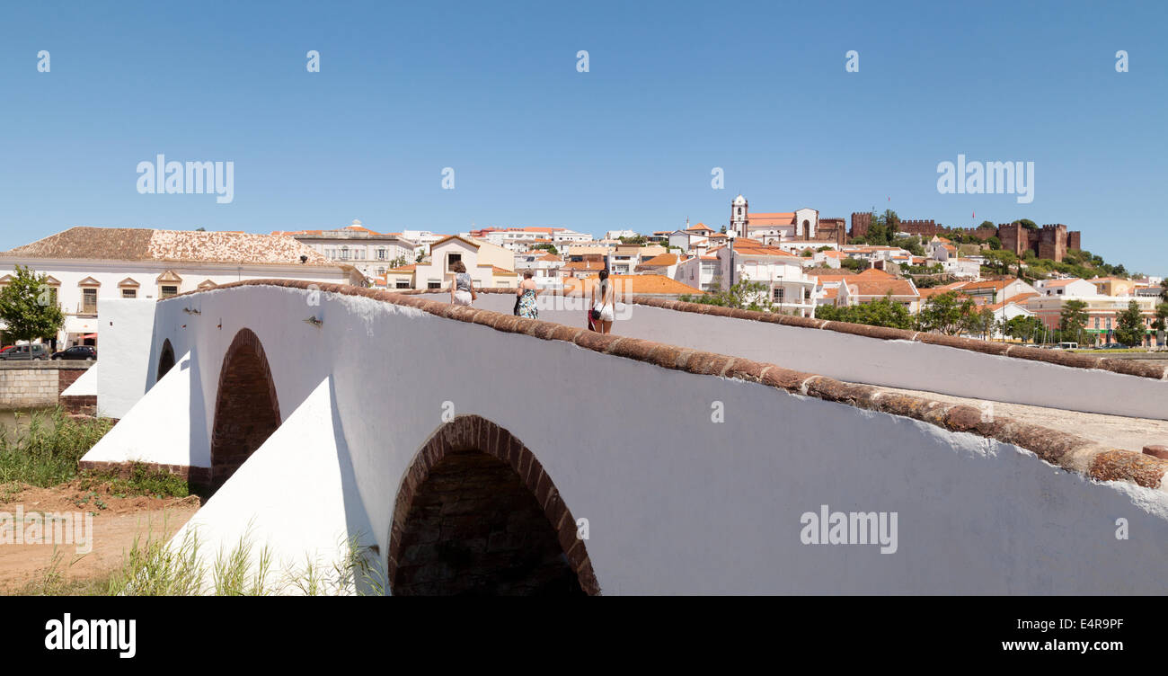 Il ponte romano, noto anche come il Ponte Vecchio, Silves, Algarve, PORTOGALLO Foto Stock
