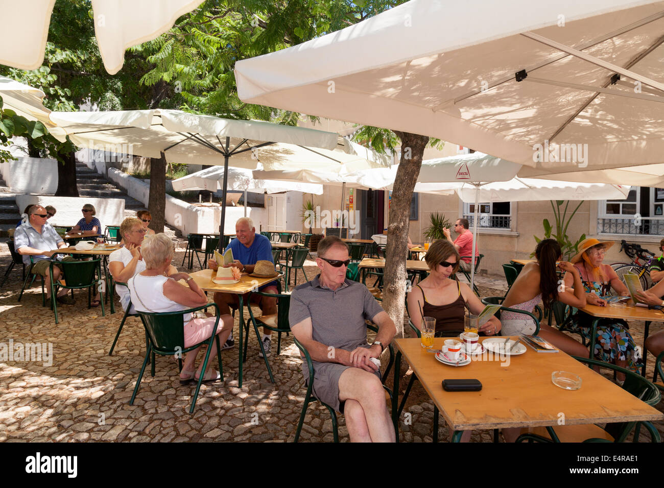 Persone che bevono al famoso Cafe Ingles, Silves, Algarve, Portogallo Foto Stock