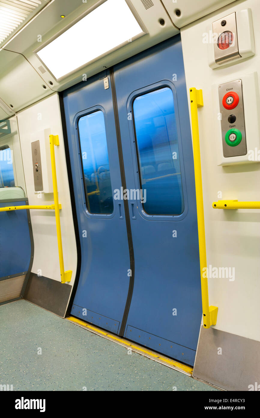 Close-up all'interno dello sportello del treno Foto Stock