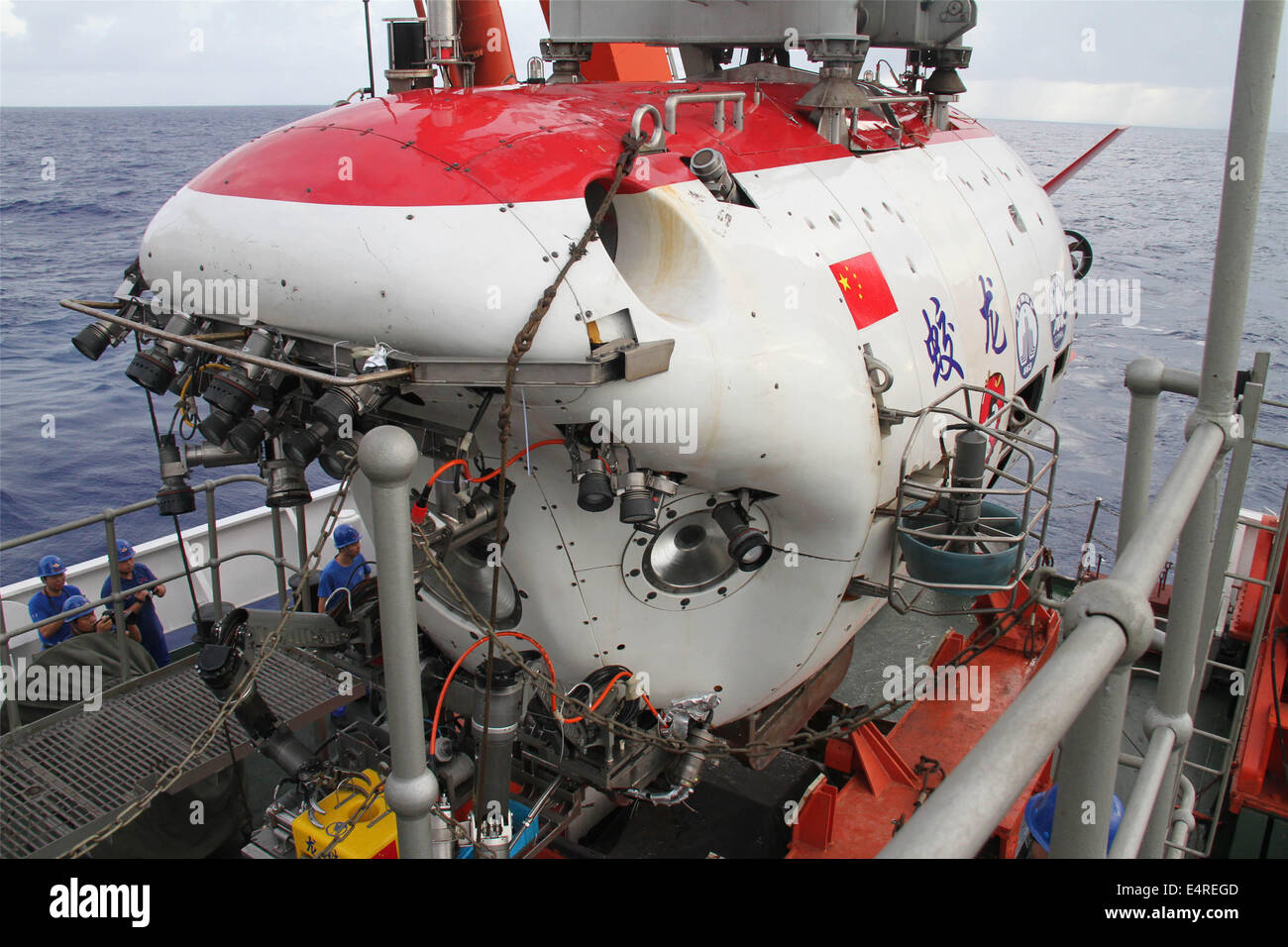 Xiangyanghong, Cina. 16 Luglio, 2014. Jiaolong, Cina il primo presidiati deep-sea sommergibili, è fissata sul ponte del suo vettore, Xiangyanghong 09, dopo un tuffo nel Nordovest Pacifico, luglio 16, 2014. Il sommergibile ha lanciato un viaggio nel nord-ovest pacifico, durante la quale sarà la ricerca di cobalto-ricca di croste e forme di vita che popolano il fondo del mare. © Xinhua/Alamy Live News Foto Stock