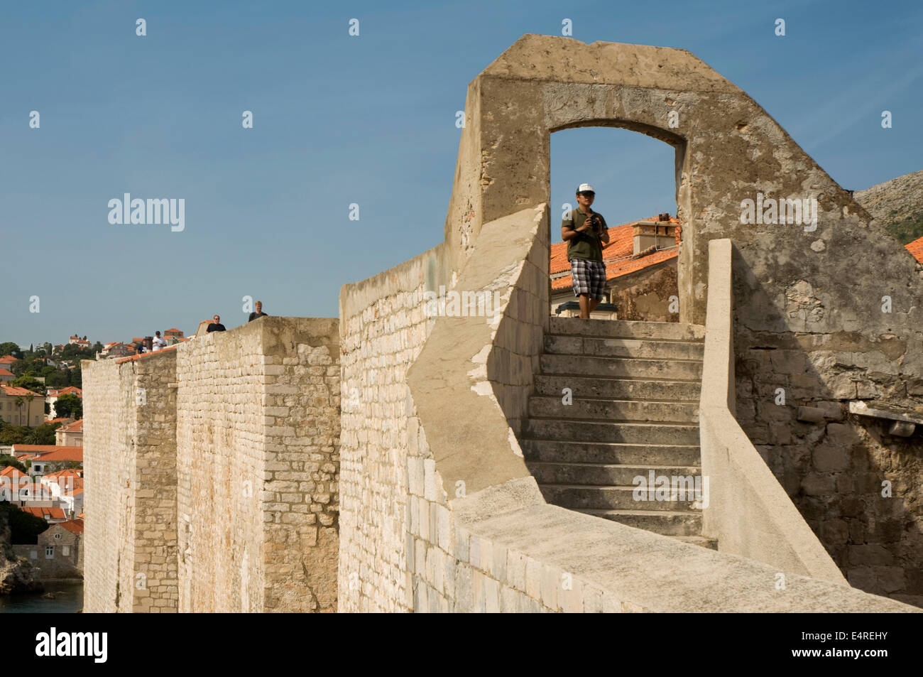 L'Europa, Croazia, Dubrovnik, i turisti a piedi le pareti vicino a Fort Bokar (Tvrđava Bokar) Foto Stock