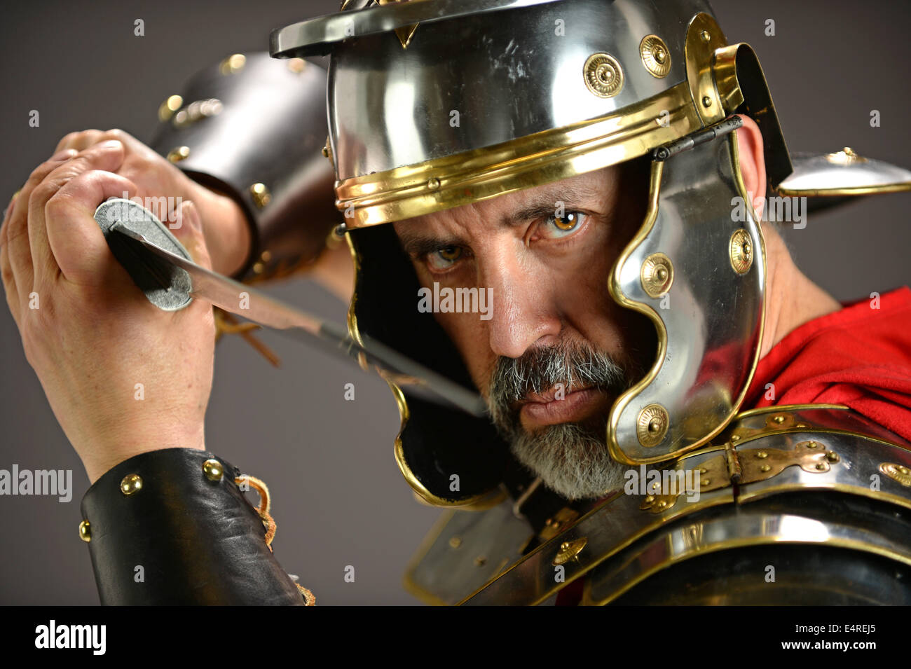 Minaccioso soldato romano la spada Foto Stock