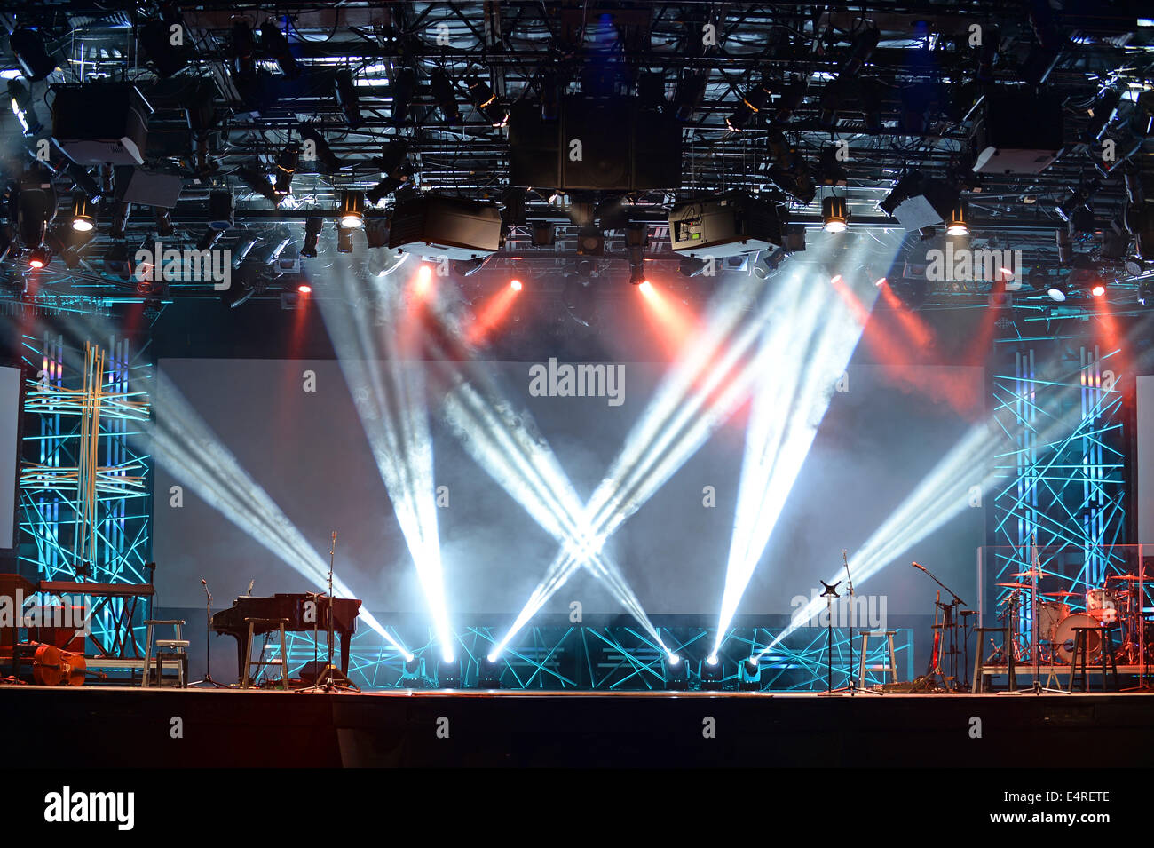 Luci di concerto sul palco con assortimento di strumenti musicali Foto  stock - Alamy