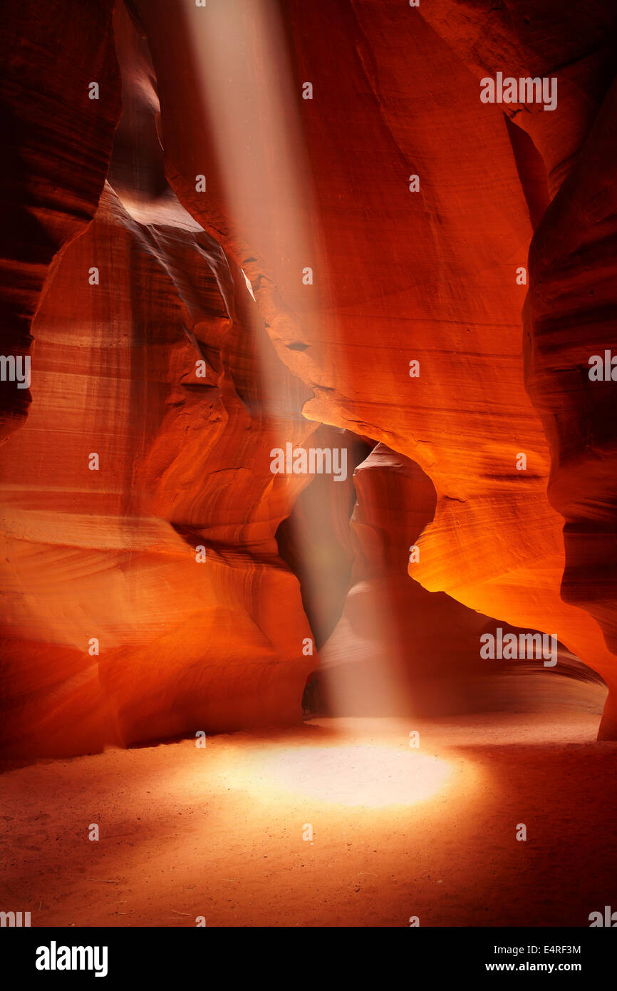 Albero della luce e eroso formazioni di arenaria nella parte superiore Antelope Canyon, vicino a pagina, Navajo Nation, Arizona, Stati Uniti d'America Foto Stock