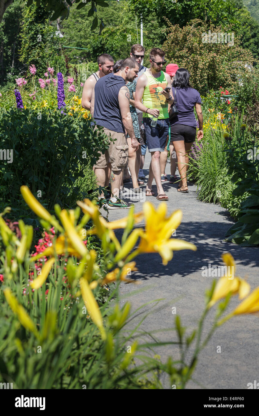 Domenica la folla visitare il Ponte di fiori in Shelburne Falls, Massachusetts, STATI UNITI D'AMERICA. Foto Stock