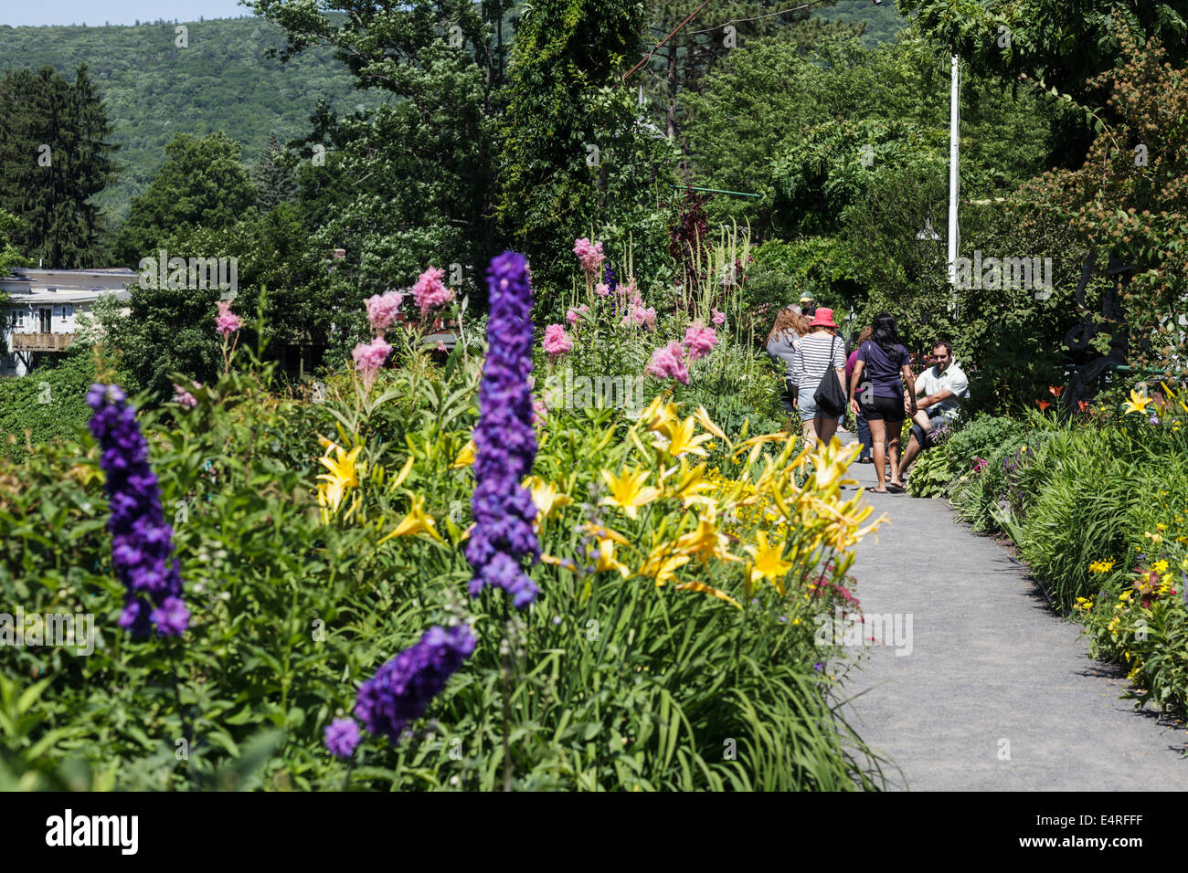 Domenica la folla visitare il Ponte di fiori in Shelburne Falls, Massachusetts, STATI UNITI D'AMERICA. Foto Stock