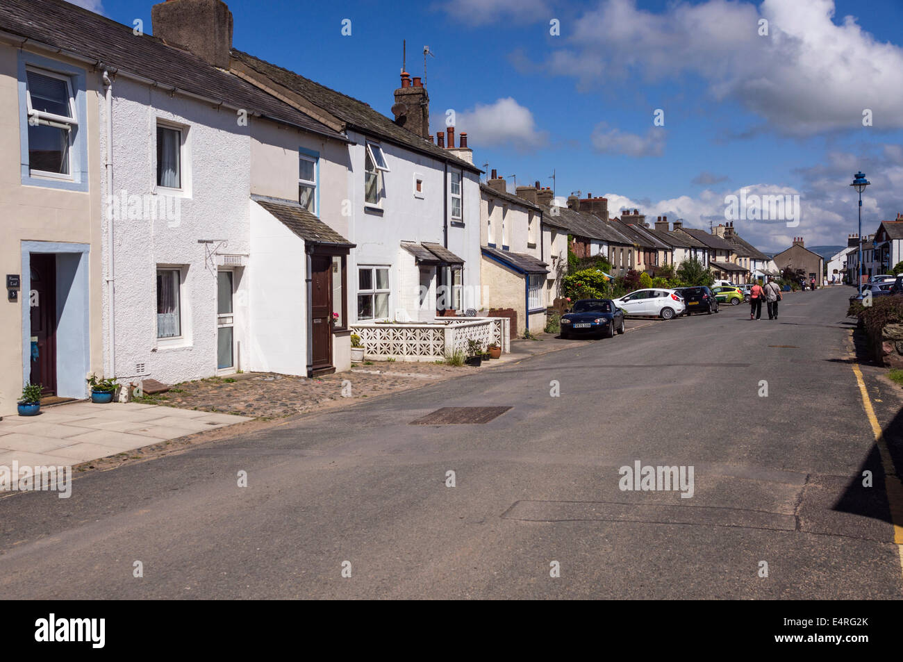 Il village street a Ravenglass, Cumbria. Foto Stock