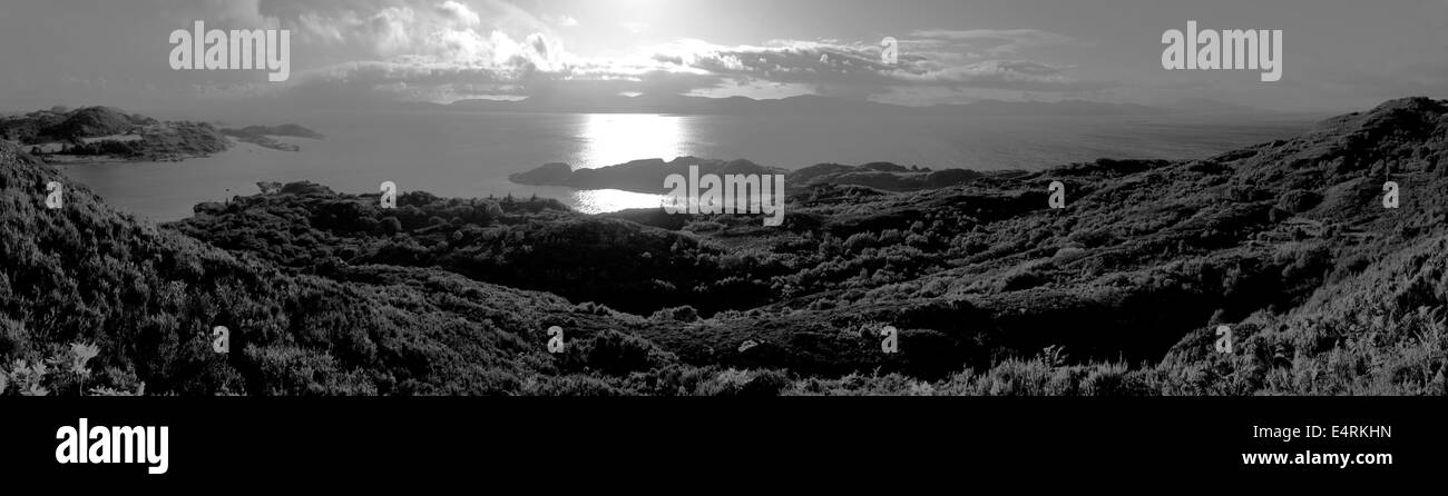 Un tardo pomeriggio estivo sulla collina sopra la baia di Carsaig in Scozia. Guardando attraverso il suono per Jura. Foto Stock