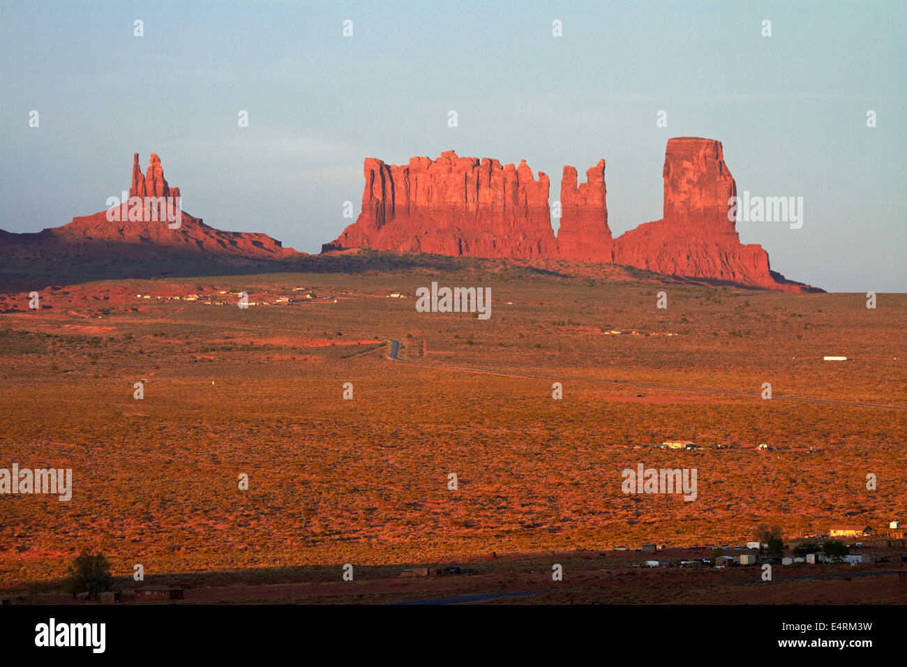 Fine luce sul re sul trono, Stagecoach, Orso e coniglio, e il castello di formazioni rocciose, Monument Valley Navajo Nation, Foto Stock