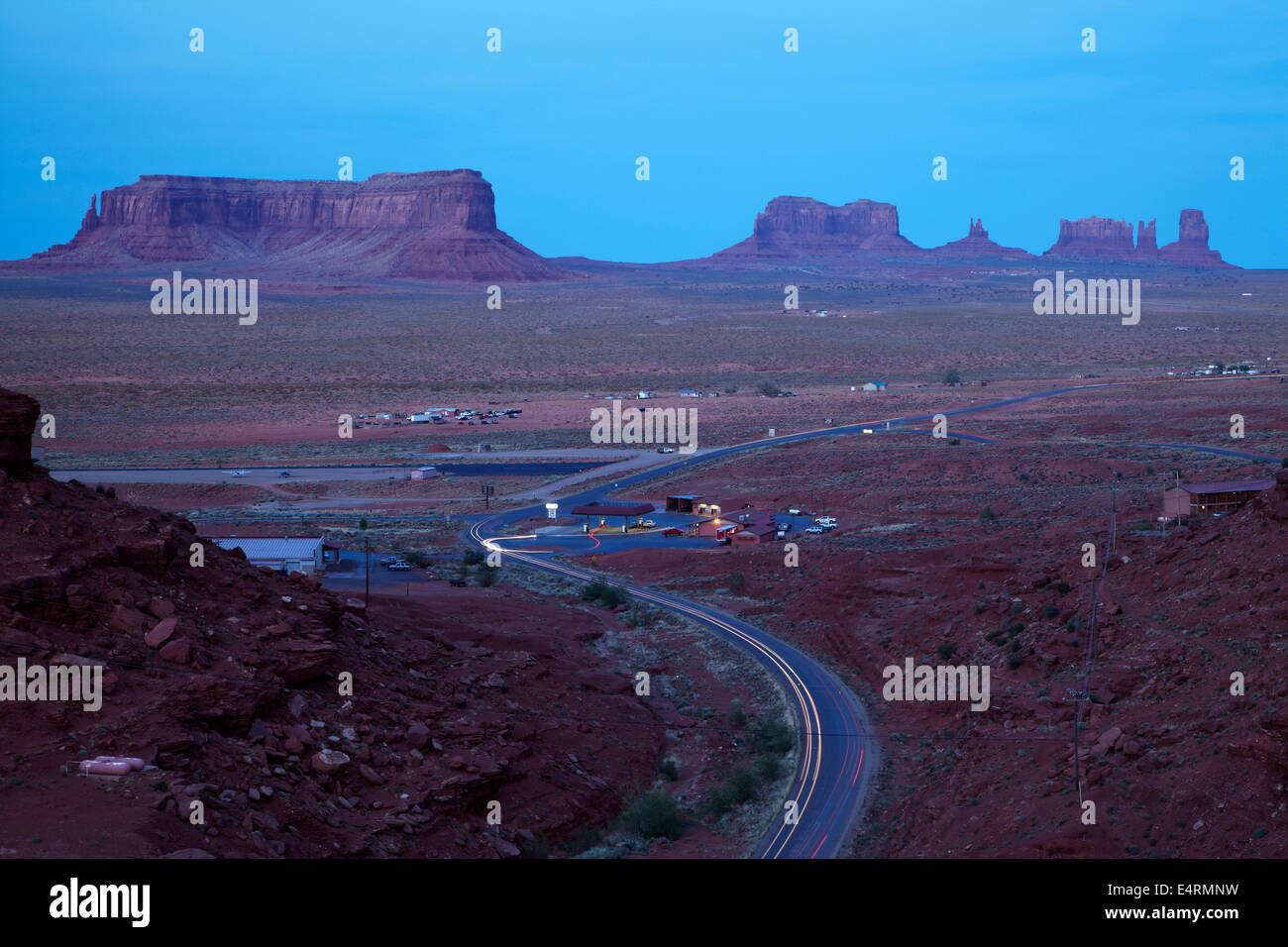 Crepuscolo sopra Monument Valley e porta Rock Canyon Road, Navajo Nation, Utah e Arizona Border, STATI UNITI D'AMERICA Foto Stock