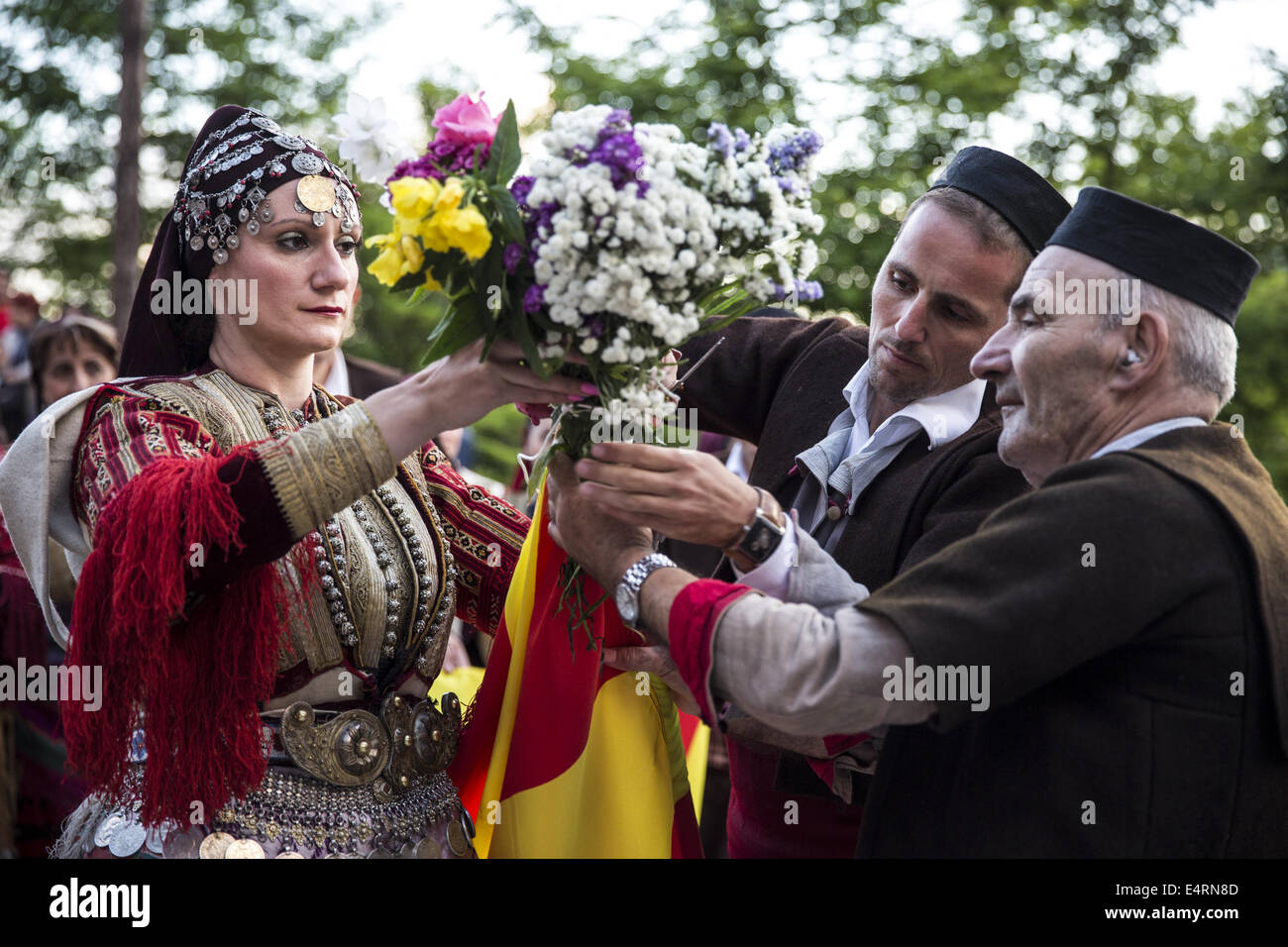 Luglio 12, 2014 - Galichnik, Macedonia - Galichnik, Macedonia-- Una bandiera macedone è decorata con una croce e fiori e poi issato dal municipio, annunciando l inizio del weekend-lunga festa di nozze nel piccolo villaggio di .Galichnik. Il festival è una chance per il decedents di abitanti di un villaggio di reinterpreta folk tradizioni di matrimonio in questa regione spopolate. Attualmente il villaggio ha solo due anno residenti, anche se si tratta di una popolare estate luogo di vacanza. Foto di Jodi Hilton/NurPhoto (credito Immagine: © Jodi Hilton/NurPhoto/ZUMA filo) Foto Stock