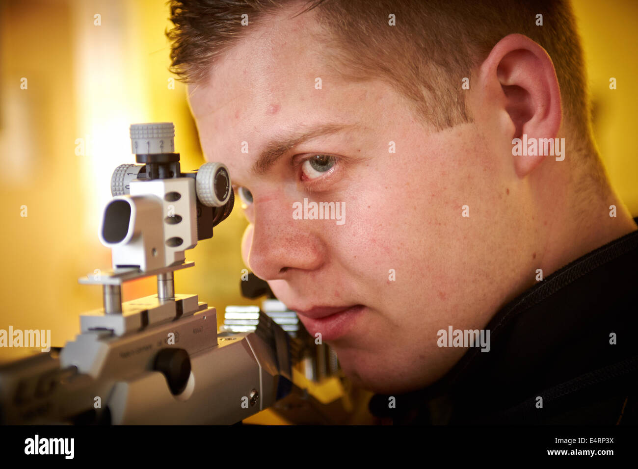 Dan fiumi pratica utilizzando un Walther air rifle a Wantage tiro al bersaglio Club Foto Stock