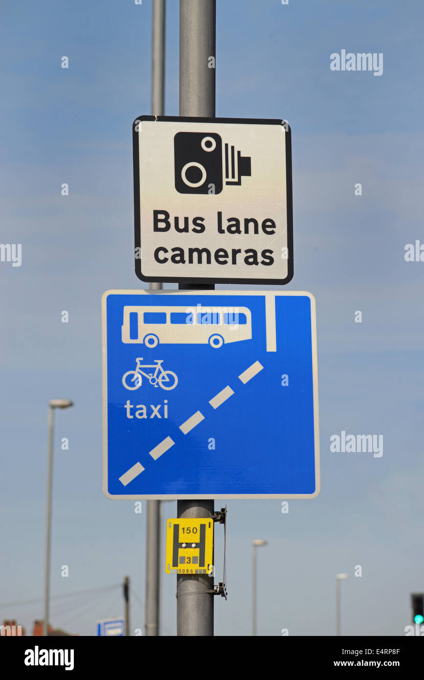 Segnale di avvertimento di telecamere nella corsia degli autobus regno unito Foto Stock