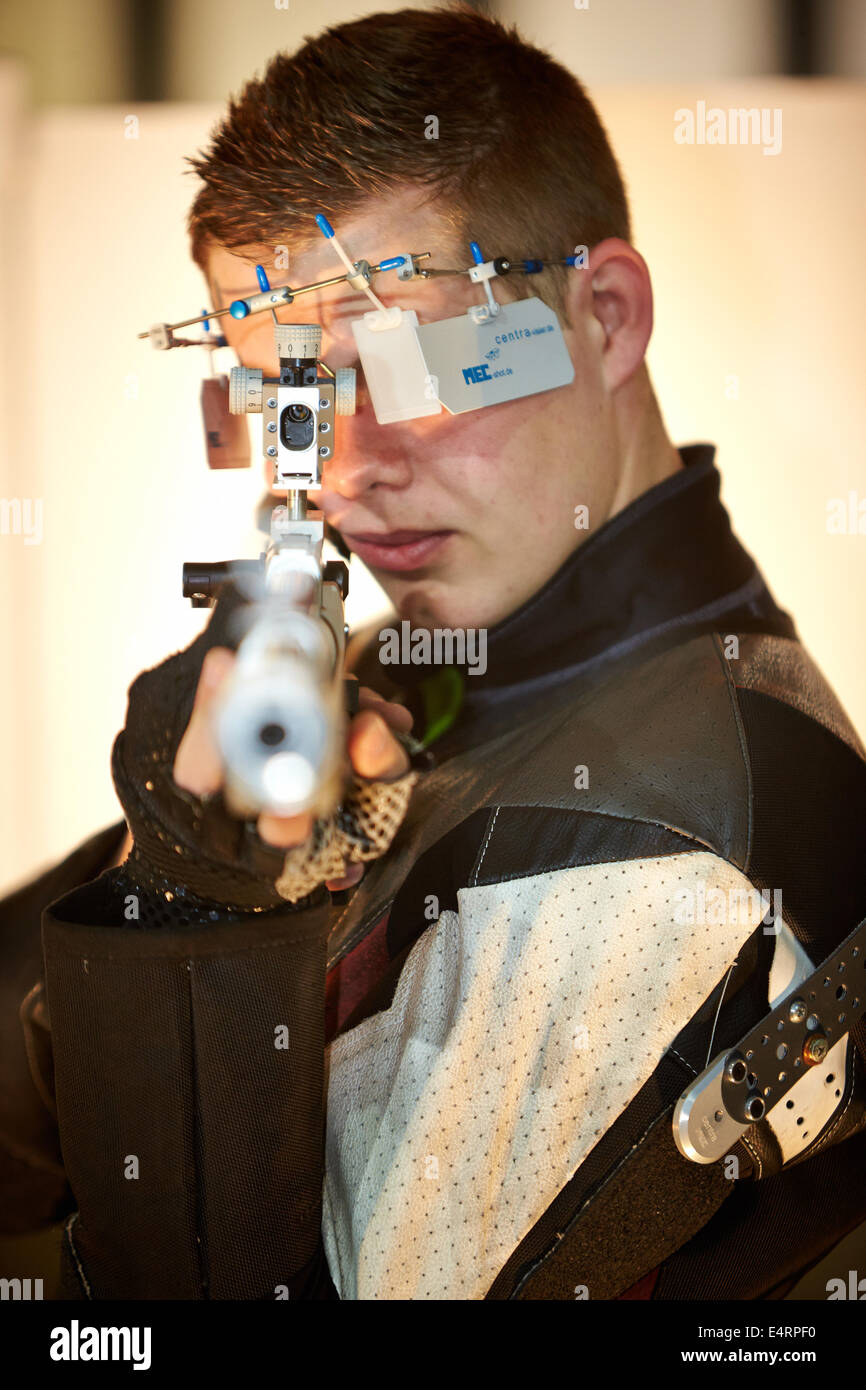 Dan fiumi pratica utilizzando un Walther air rifle a Wantage tiro al bersaglio Club Foto Stock