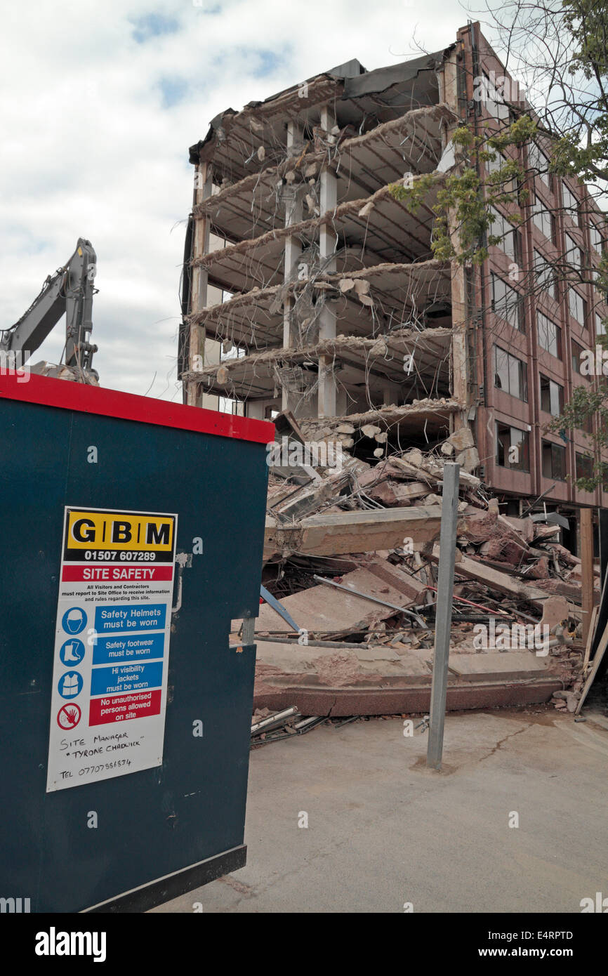 Hounslow, London, Regno Unito. 16 Luglio, 2014. Hounslow House, una parzialmente crollata blocco ufficio a Hounslow, West London, Regno Unito. Credito: Maurice Savage/Alamy Live News Foto Stock