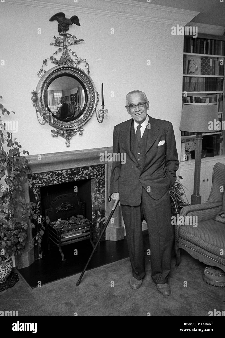 Attore britannico Boris Karloff durante un colloquio per un giornale svedese circa il suo tempo a Hollywood la riproduzione di Frankenstein e Foto Stock