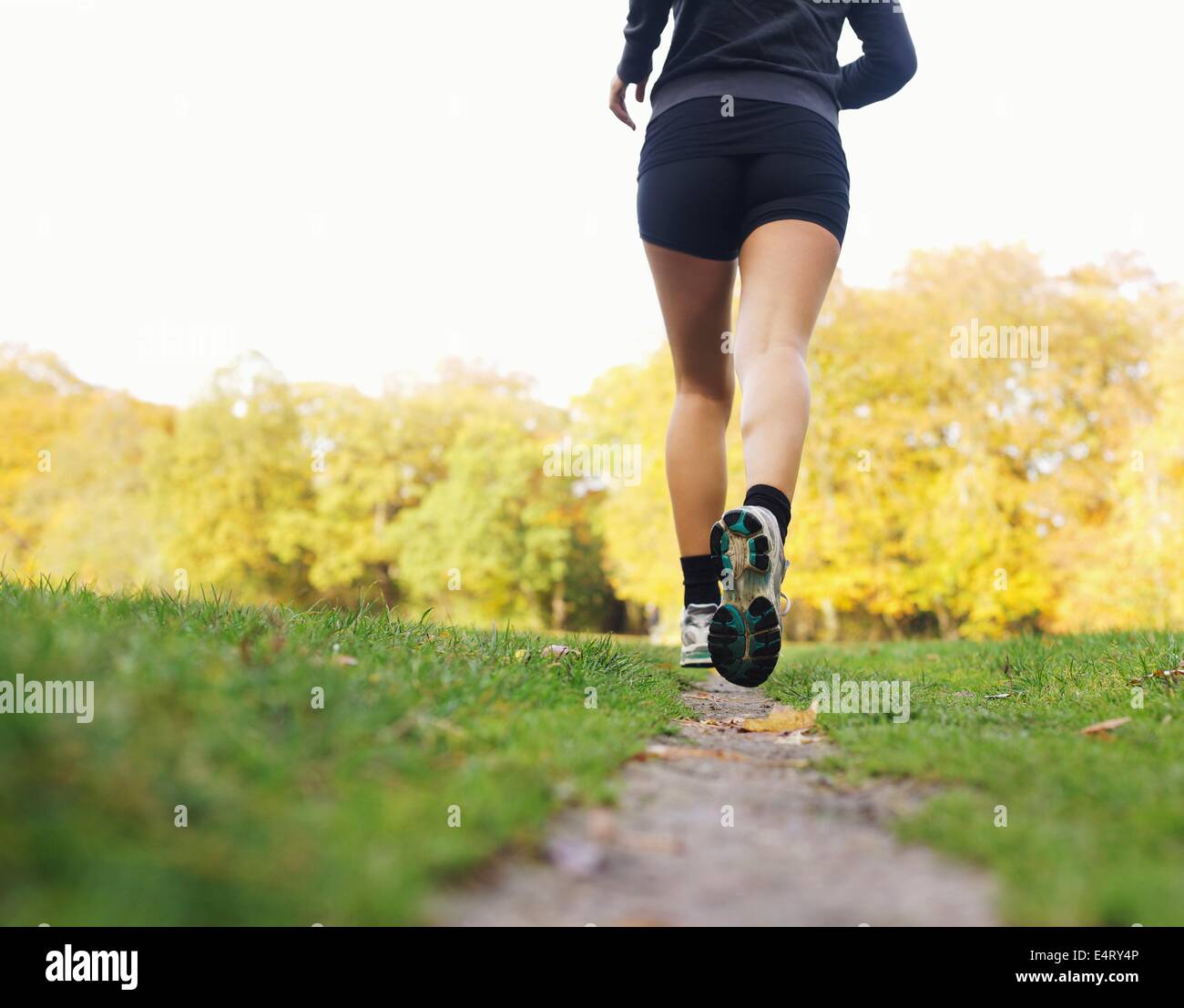 Vista posteriore della donna atleta a fare jogging nel parco. Femmina  modello fitness correndo all'aperto Foto stock - Alamy