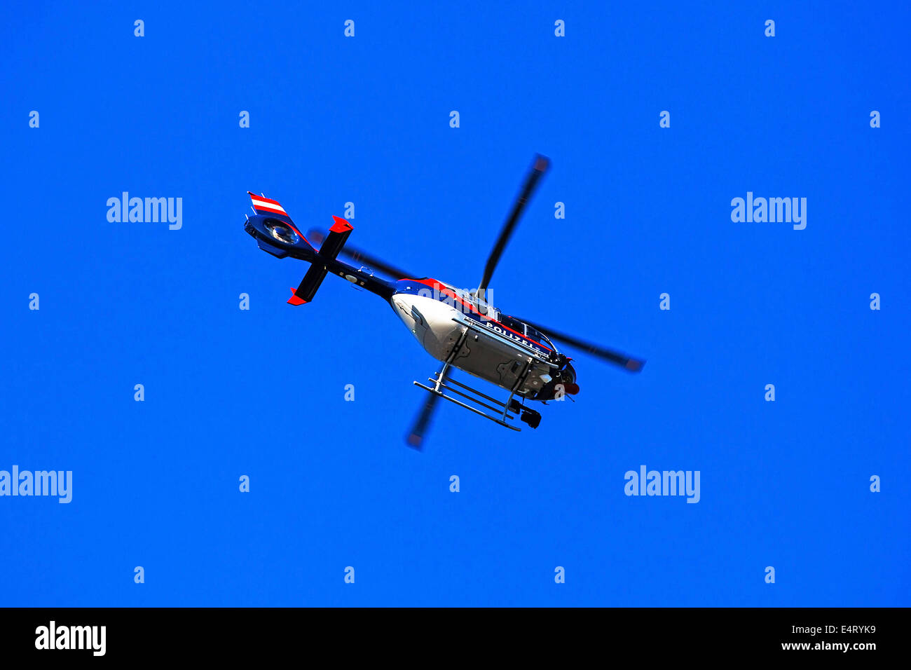 Elicottero nel cielo blu, foto simbolica per la supervisione e il salvataggio, Helikopter am blauen Himmel, Symbolfoto fuer Ueberwachung Foto Stock