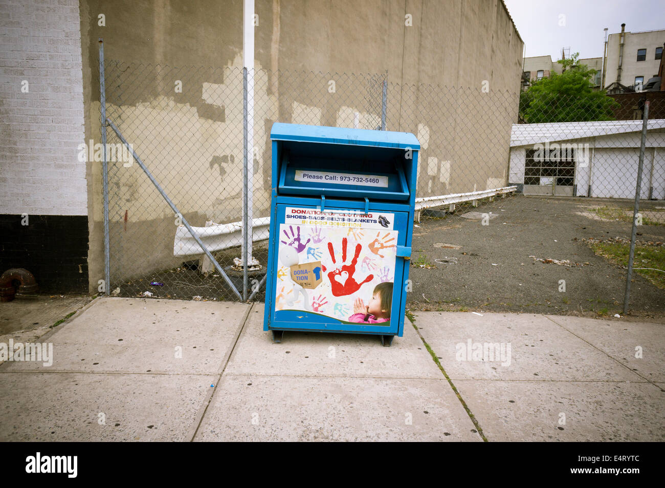 Un cassonetto per la raccolta di usato donato abbigliamento presumibilmente appartenenti ad una carità senza nome Foto Stock