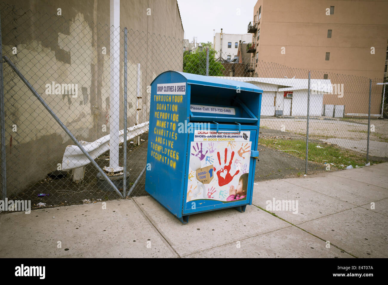 Un cassonetto per la raccolta di usato donato abbigliamento presumibilmente appartenenti ad una carità senza nome Foto Stock