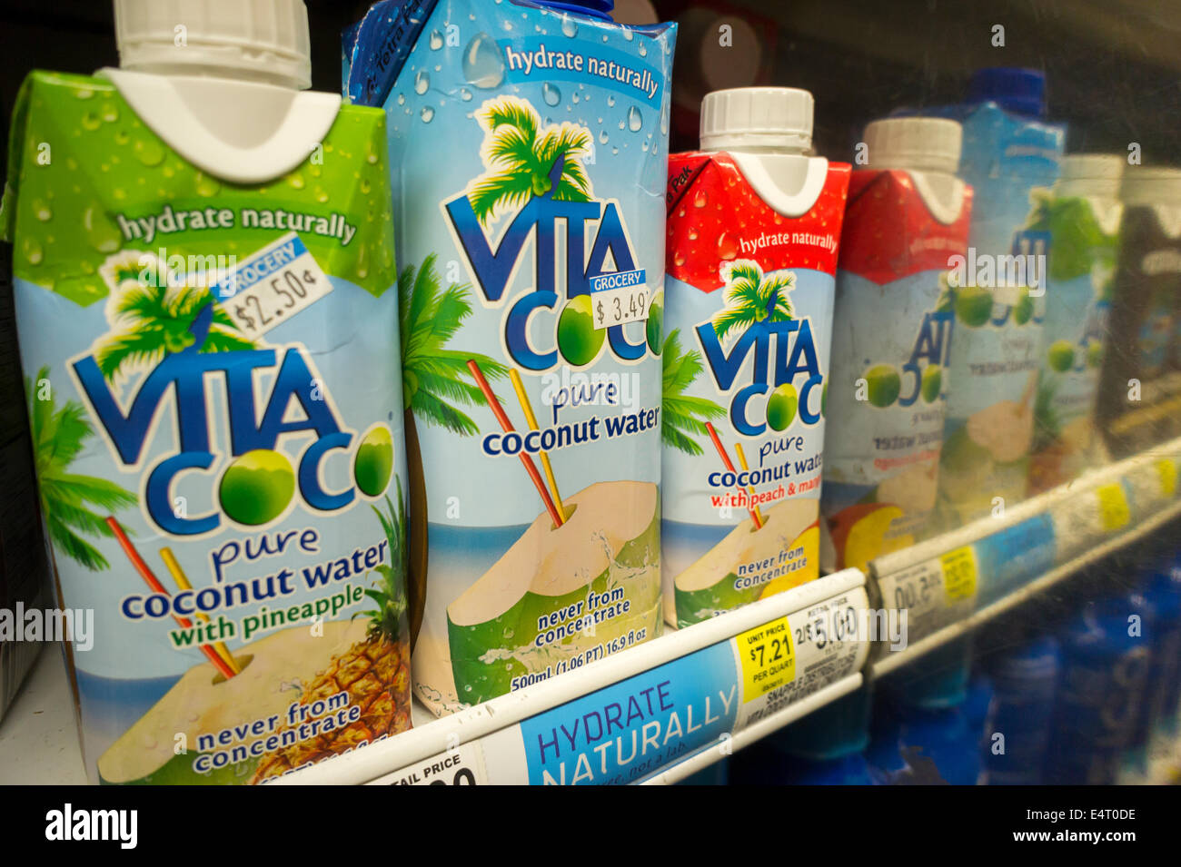 Contenitori di Vita Coco acqua di cocco bevande vengono visti in un supermercato a New York Foto Stock