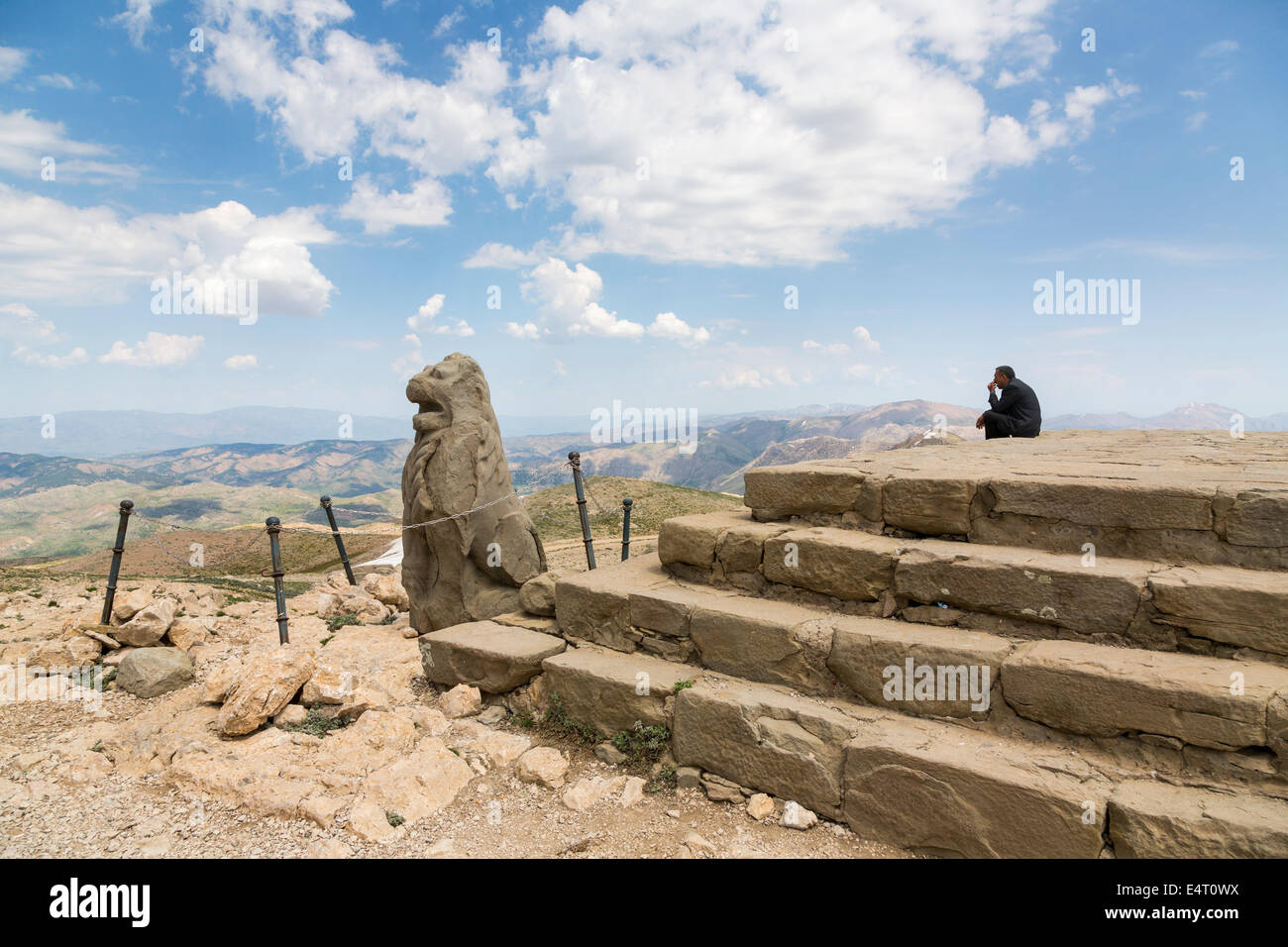 La vista dalla terrazza est, vertice di Nemrut o Nemrud Daghia, Anatolia, Turchia Foto Stock